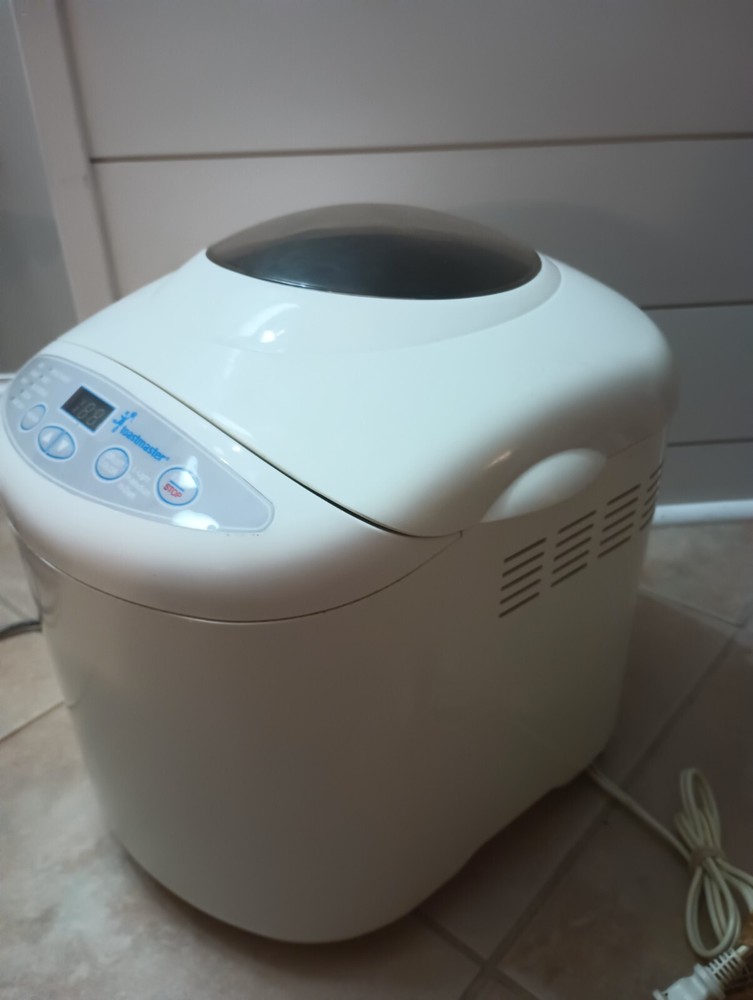 Toastmaster Automatic Bread Maker TBR15 White Digital Display WORKS Great