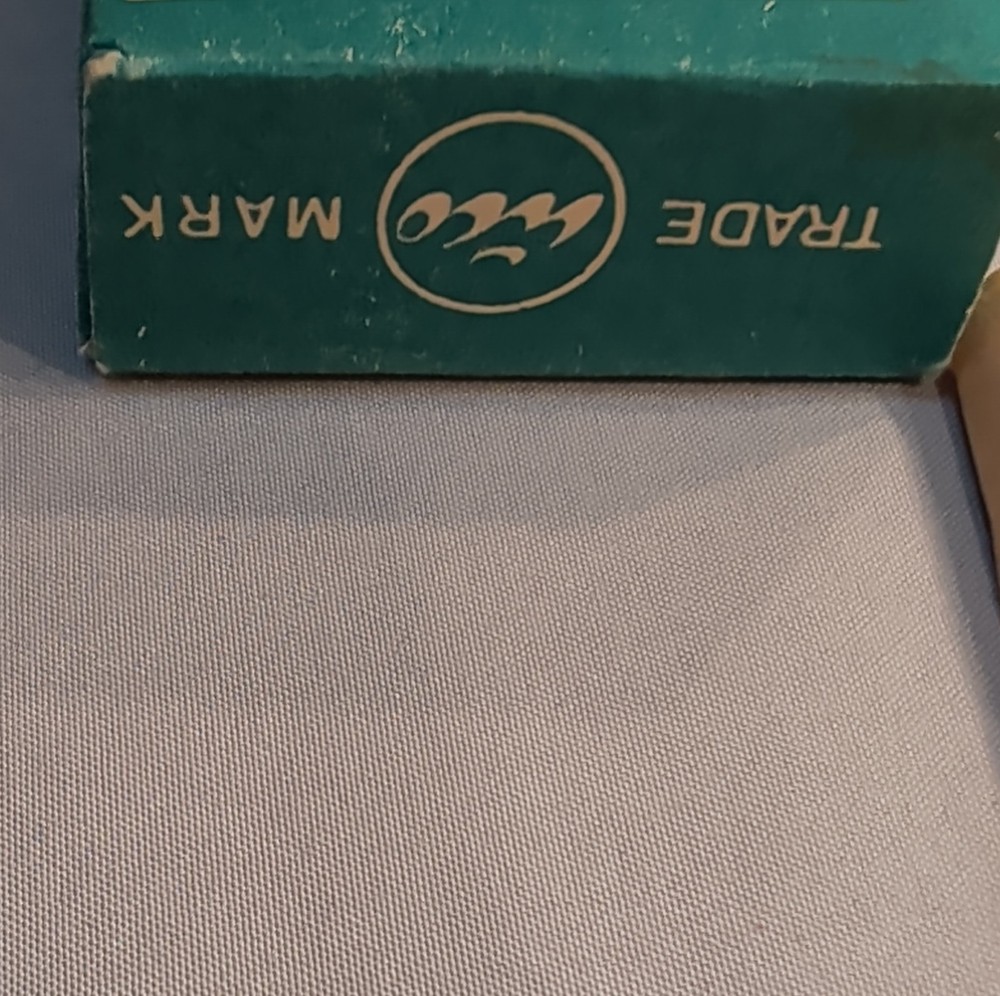 Hexe Automatic Needle Threader Red/White with Box & Instructions for Sewing