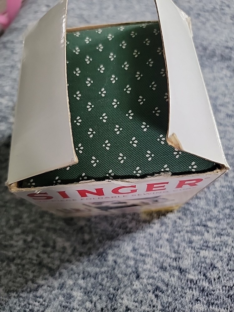 Singer/Foldable Sewing Cube. Pre Owned
