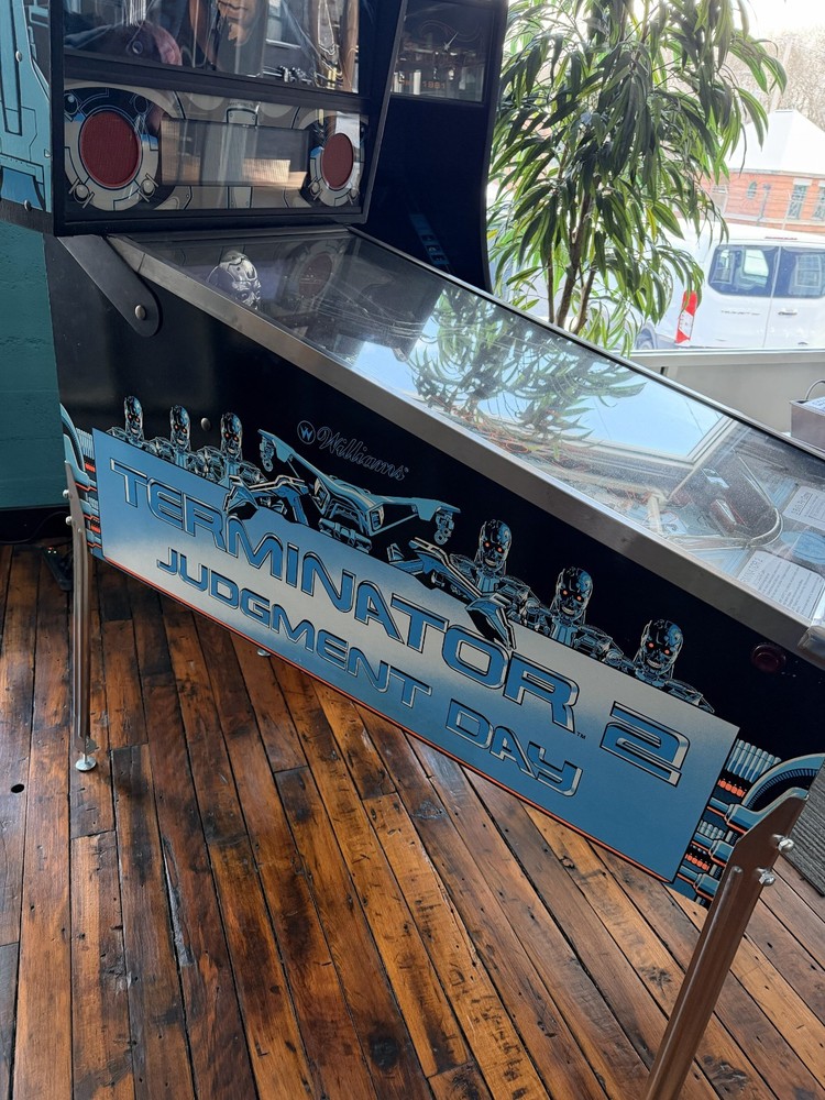 TERMINATOR 2 PINBALL MACHINE BY WILLIAMS -- EXCELLENT CONDITION