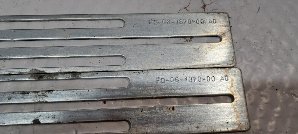 2 X mounting brackets FD-06-1370-00 USED