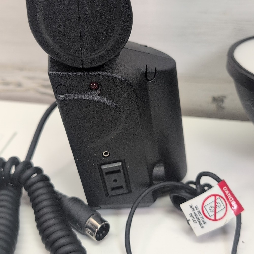 Quantum Instruments Qflash Model T5D-R Flash UNTESTED W/Bulb and Reflector