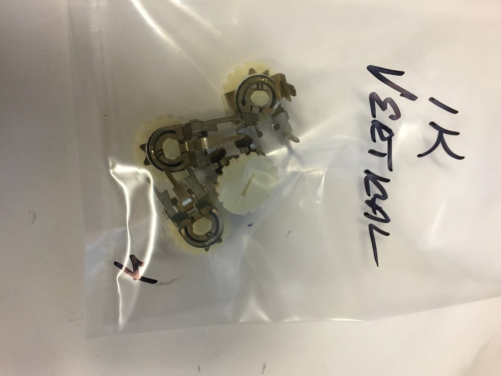 1K VERTICAL TRIMPOTS 4 PCS  NOS