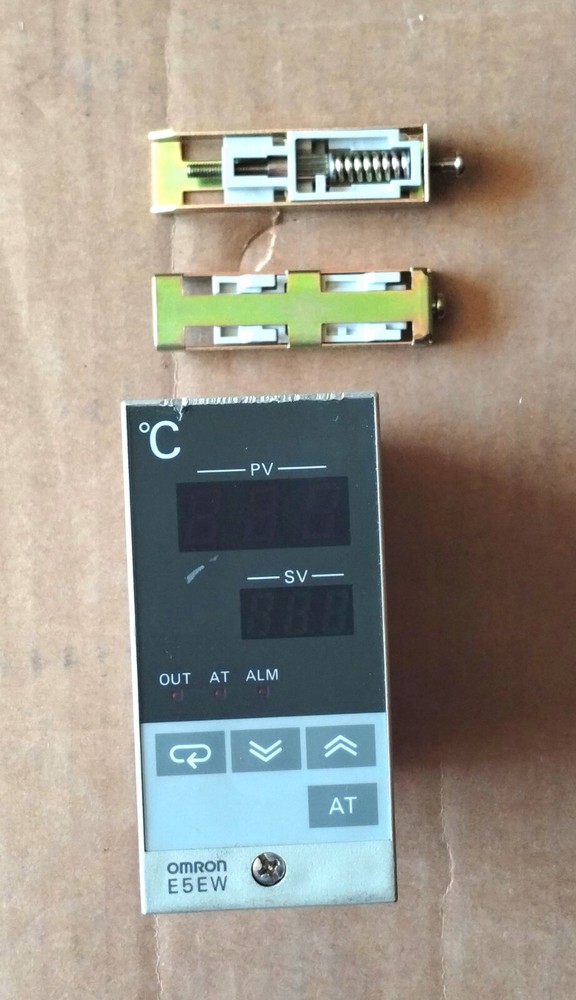 Omron E5EW-R1KJ E5EWR1KJ Temp Temperature Controller unit  with clips 100-240vac
