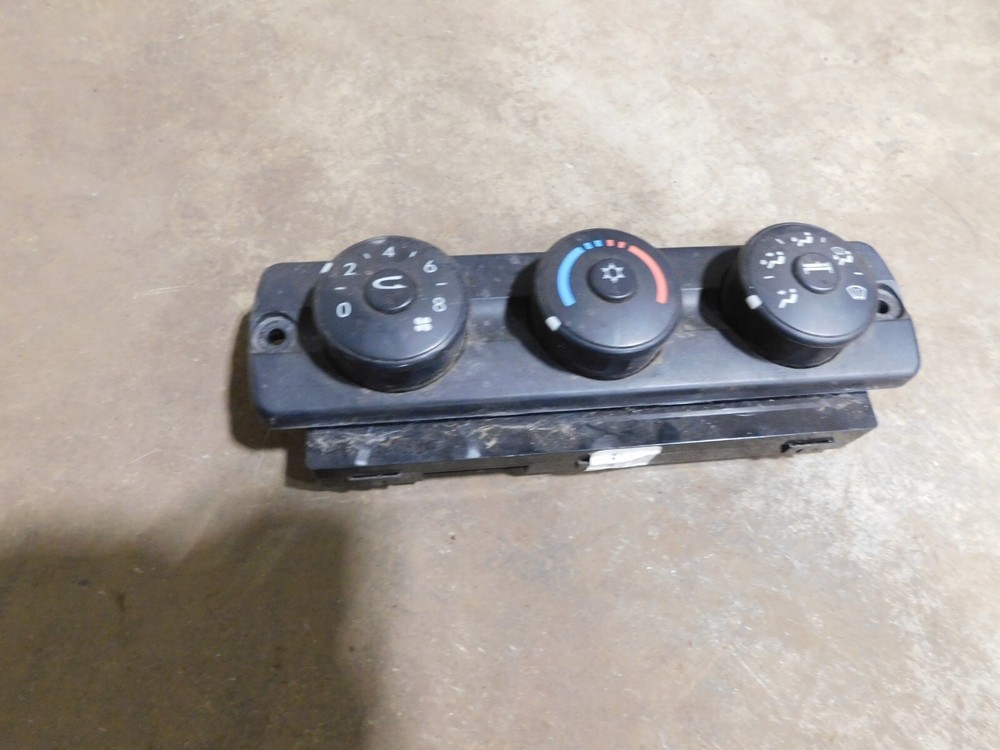 Freightliner Cascadia Dash climate control knob assembly