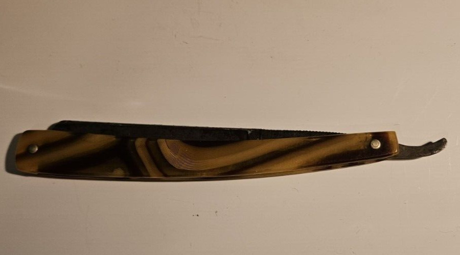 Straight Razor with Plastic Handle - Bakelite? - Unmarked