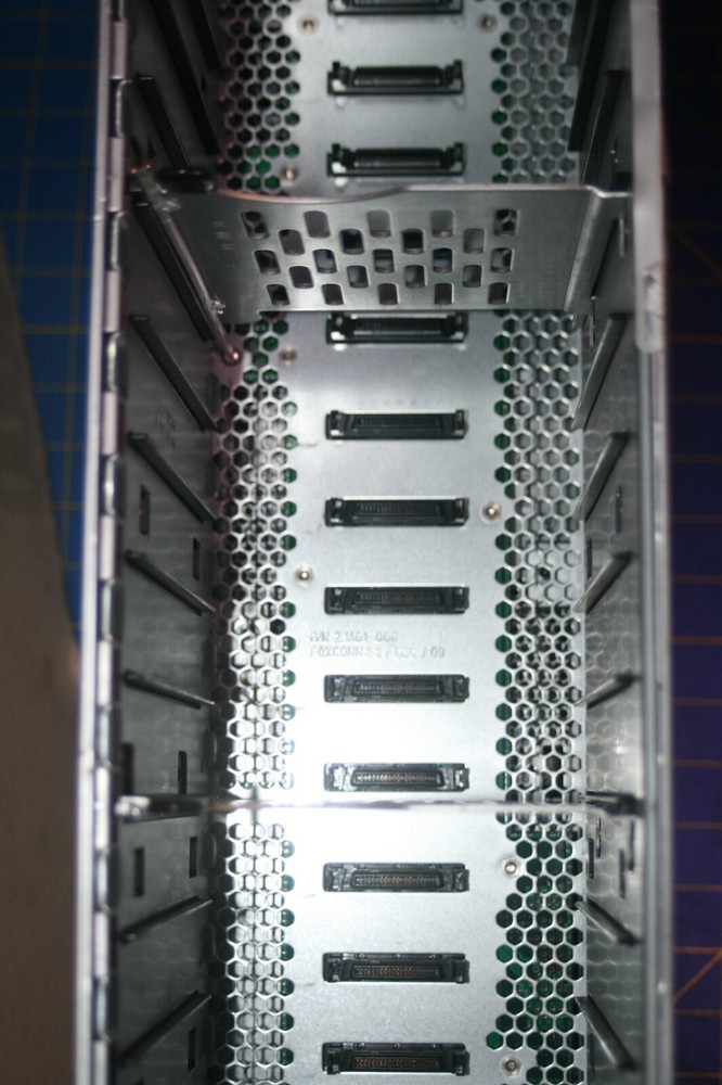 Emc2 model KTN-STL4 100-561-803 disk array , No Caddy, No Hard drives