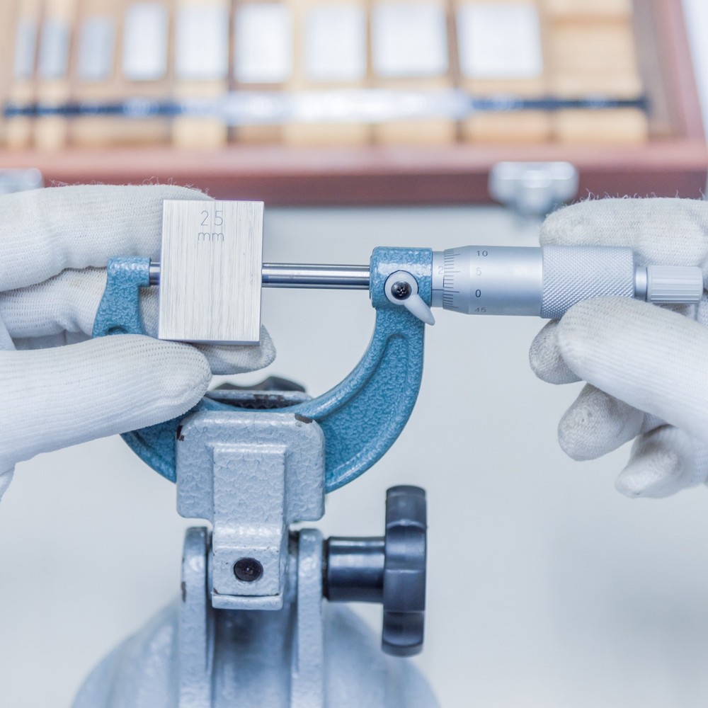 Outside Micrometer, 0-1inch Range 0.0001" Accuracy, Blue