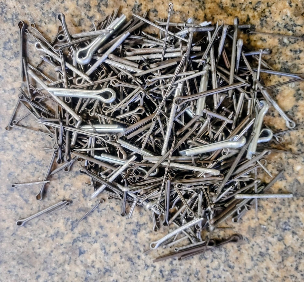 🗽A BUNCH OF COTTER PINS UNUSED