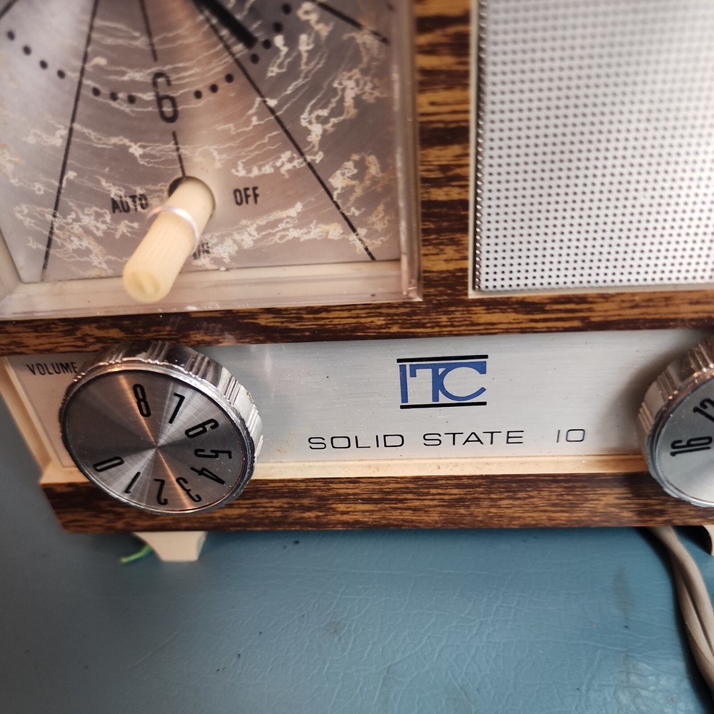 Vintage Solid State ITC 10 clock Radio AM not fully functioning