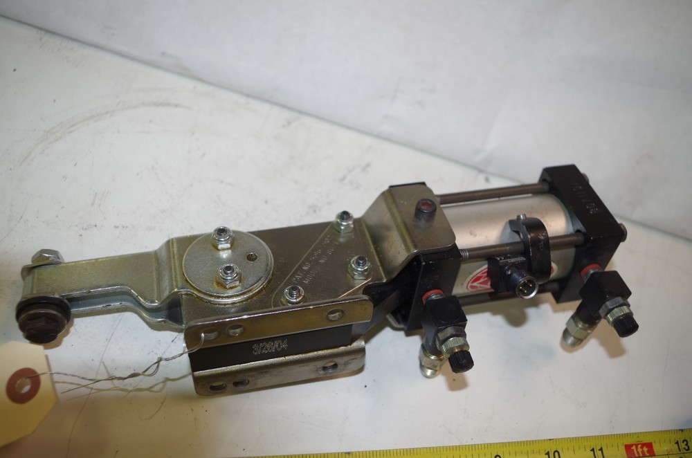 DESTACO PNEUMATIC HOLD DOWN CLAMP & BALLUFF SENSOR CODE: PC-302