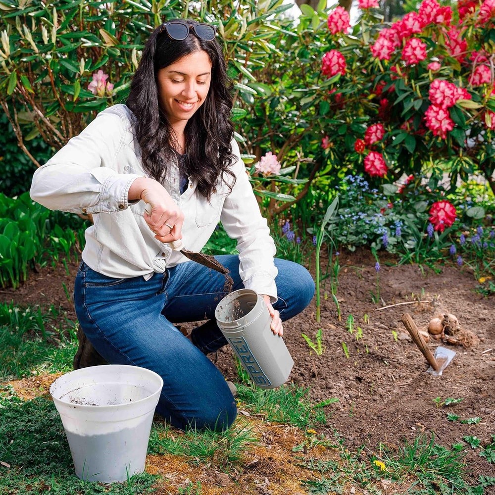 Multi-Functional Handheld Spreader for Gardens - 80 Oz,