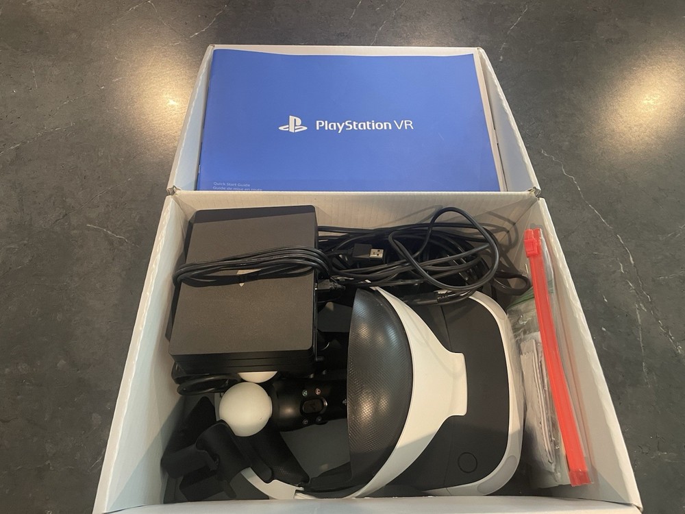 Sony Playstation 4 VR Bundle **Camera/Controllers/Orig Box/Paperwork**