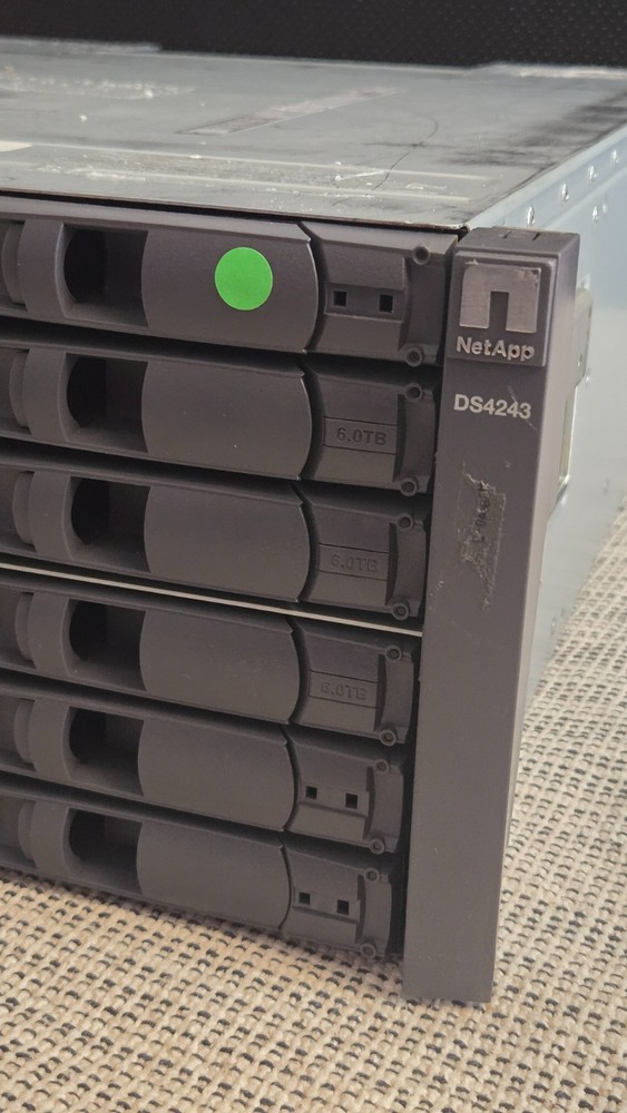 NETAPP DS4243 Disk Array Shelf with 24x SAS Trays