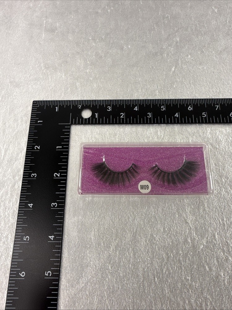 false eyelashes #M09