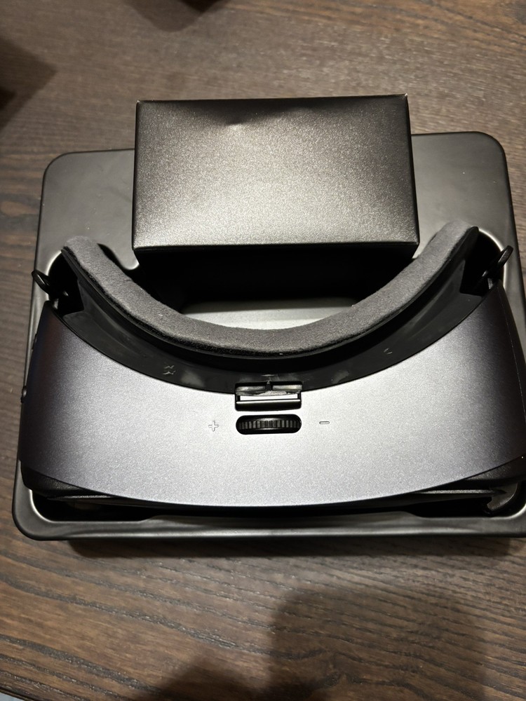 Samsung Gear VR SM-R324 With Controller - Complete - Powered by oculus
