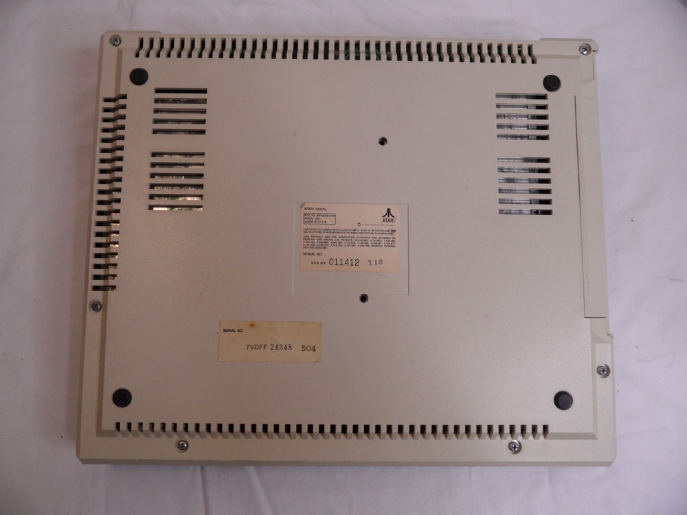 Atari 1200XL Computer Game Console w/ Power & Composit Video cable - Tested