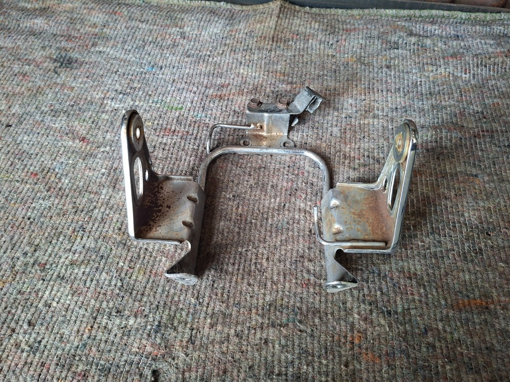 Kawasaki ER5 - Front Headlight Mounting Bracket Frame Holder