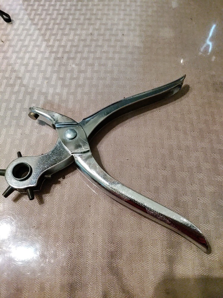 Leather hole punch with 6 different sizes cutters