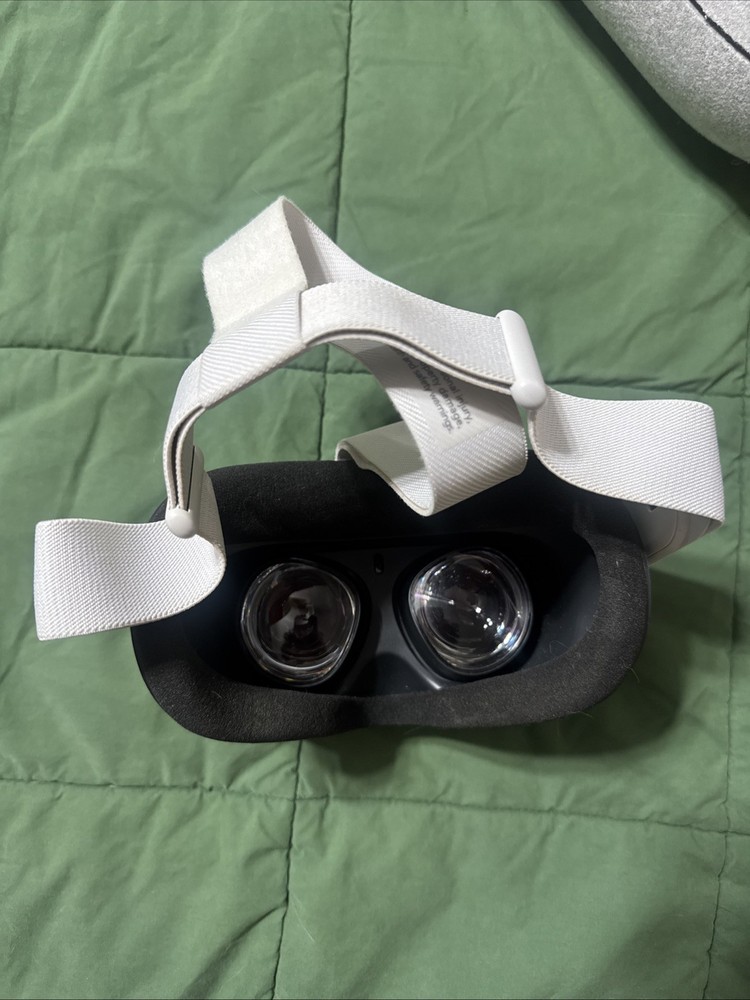 Occulus Quest 2 with Case VR Headset and Controllers