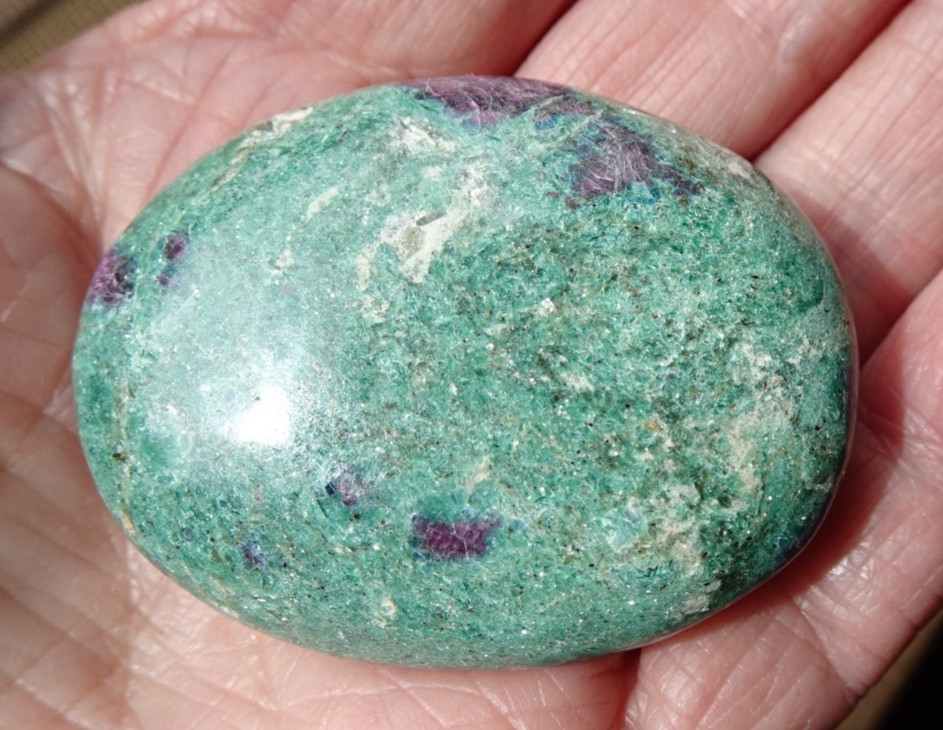 Ruby Fuchsite Palmstone - India sc1004