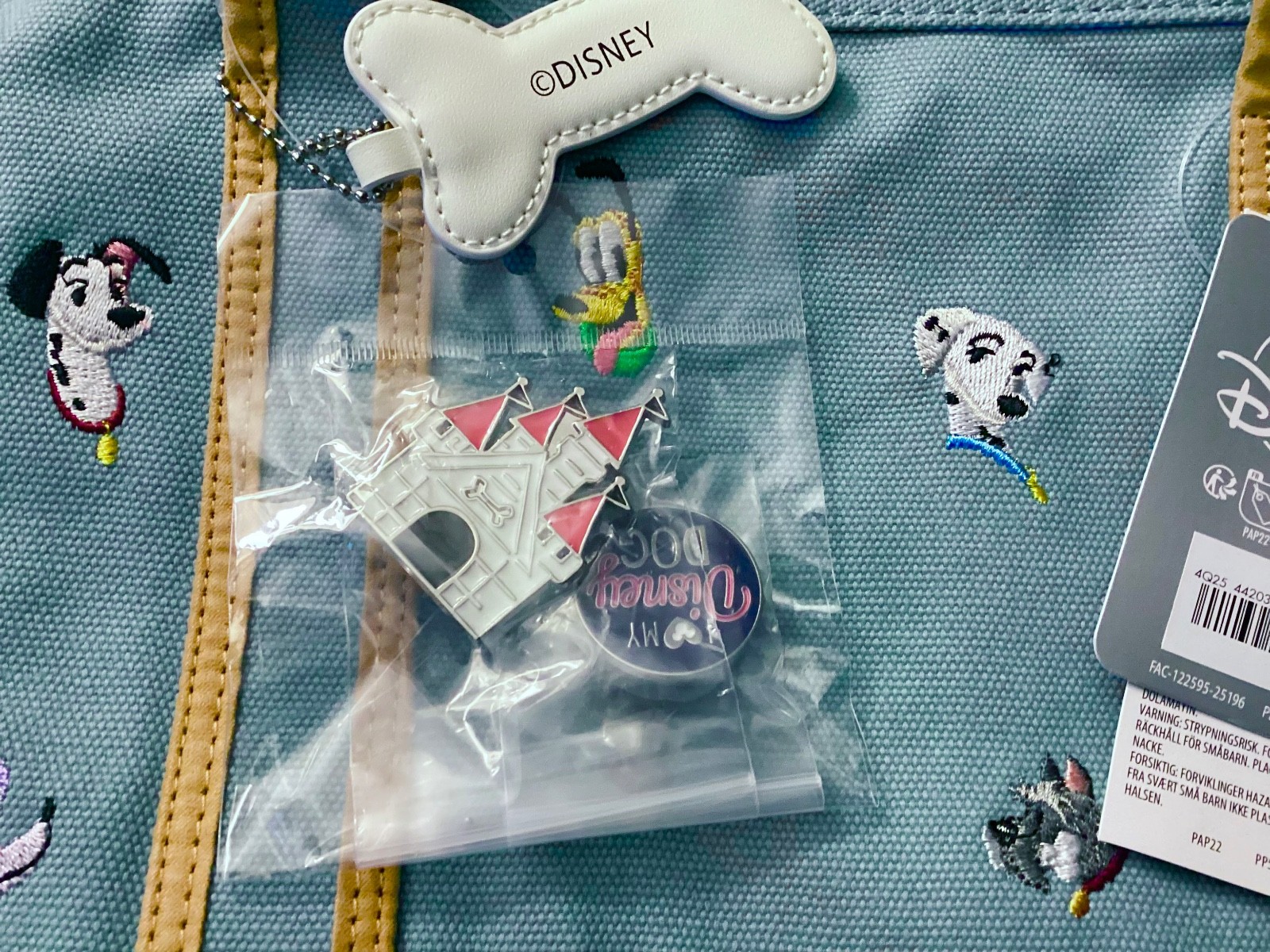 2026 DISNEY THE DISNEY STORE EST 1987 DOGS LARGE CANVAS TOTE BAG & LAPEL PIN SET