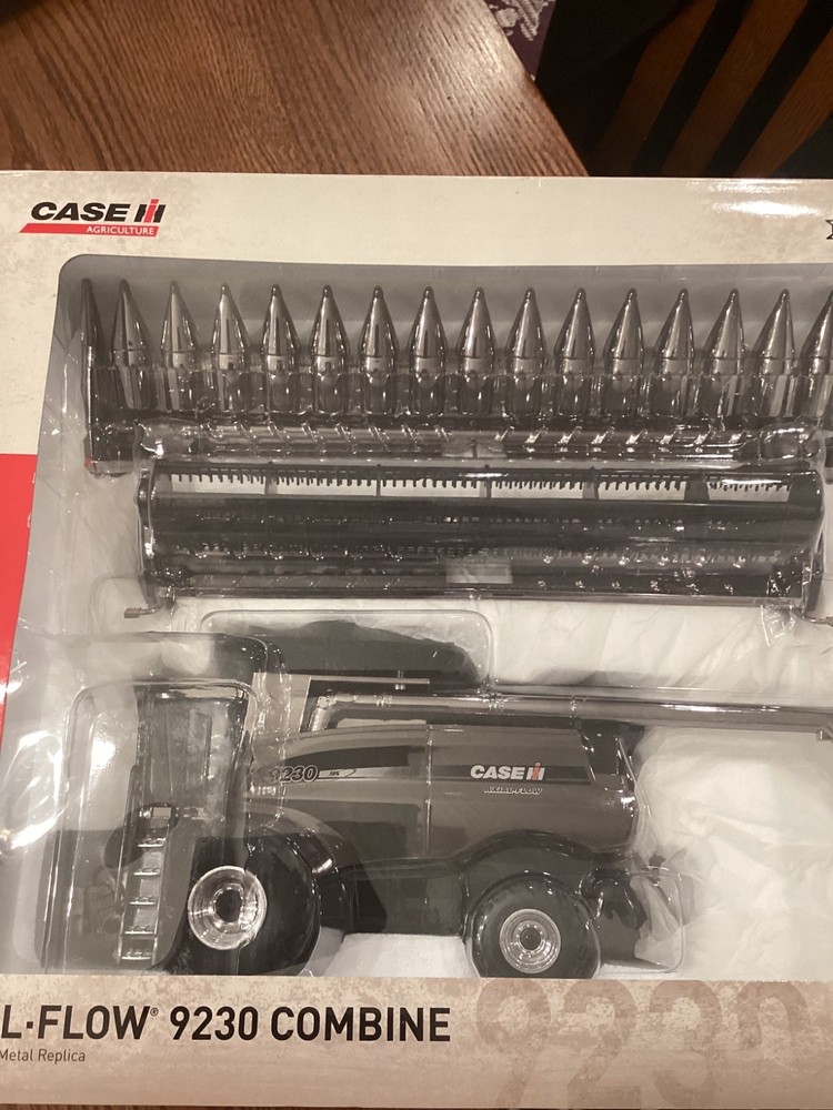 CASEIH 9230 Combine 1/32 Black chrome Chase unit NIB
