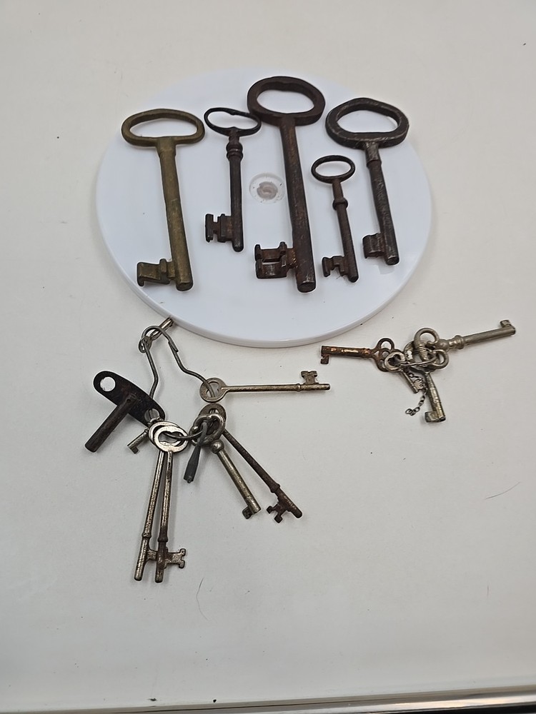 16 Skeleton Keys Various Styles And Sizes