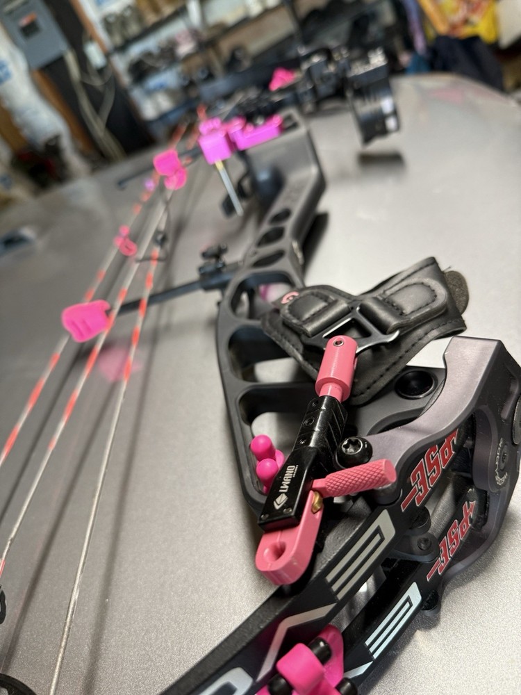 PSE Evoke 35 RH 60#  Compound Bow  KUIU VERDE camo & LIVEWIRE Strings