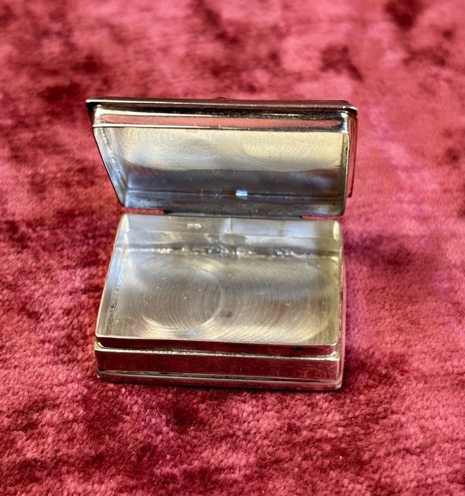 A Gorgeous Solid Silver & Onyx Hallmarked Pill Box. Birmingham