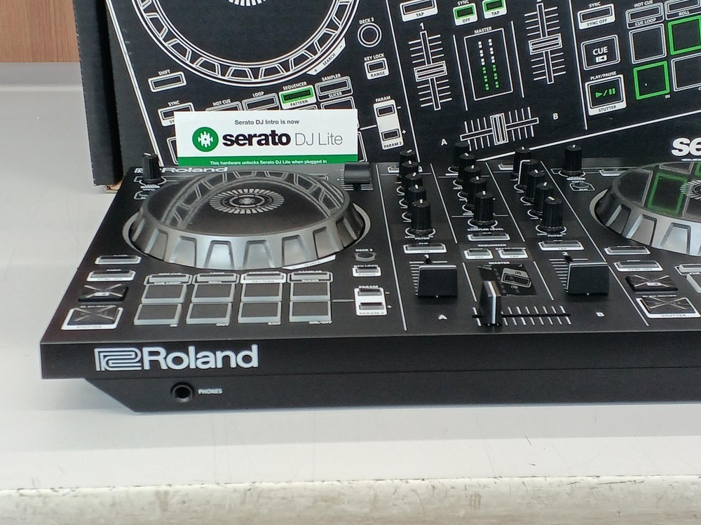 Roland DJ-202 2CH 4-Deck DJ Controller Serato USB Bus Powered Performance Pads