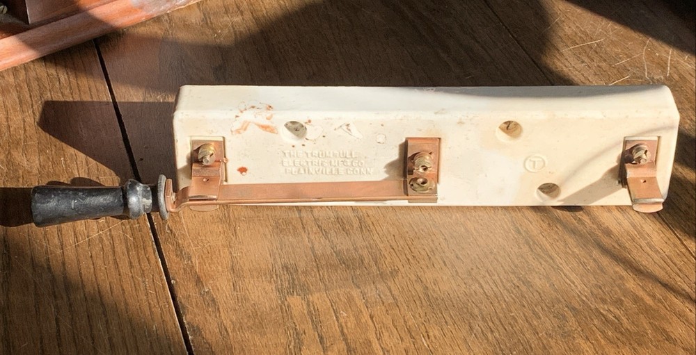 Trumbull Knife Switch