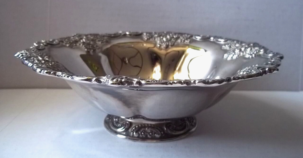 Wallace silverplate bowl in box. Pre-owned.
