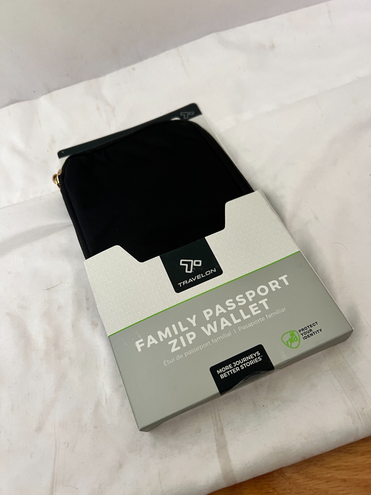 New Travelon RFID Blocking Family Passport Zip Wallet Black ONE SIZE