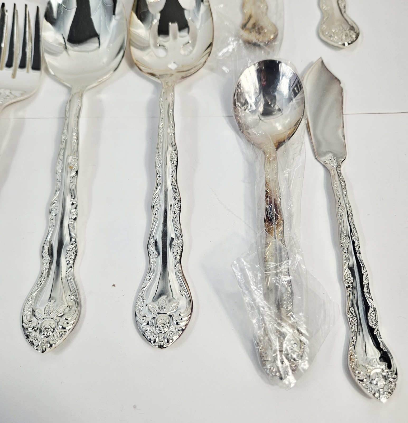 66 pc International Silverplate Abbey Rose Full Service for 12 + 6 Serving Korea