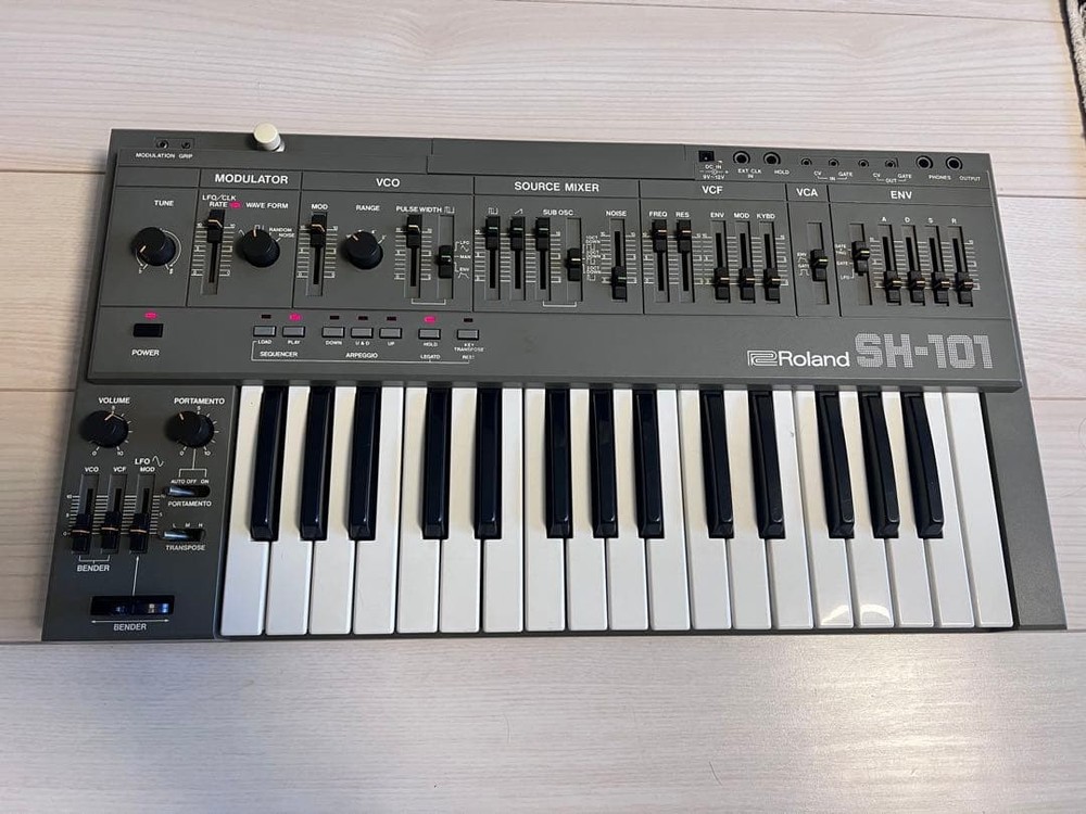 Roland SH-101 Synthesizer