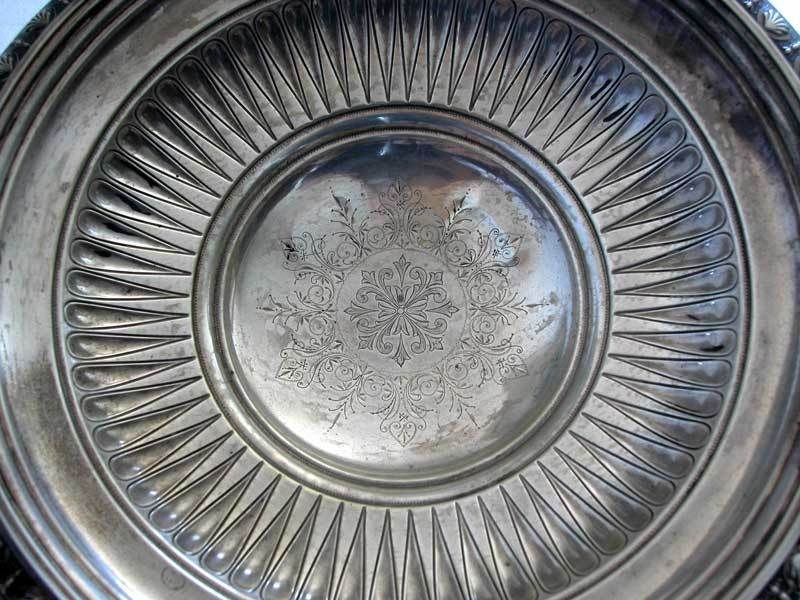 A STUNNING ANTIQUE NEO CLASSICAL SOLID SILVER LARGE DEEP PLATE ON 4 LEGS