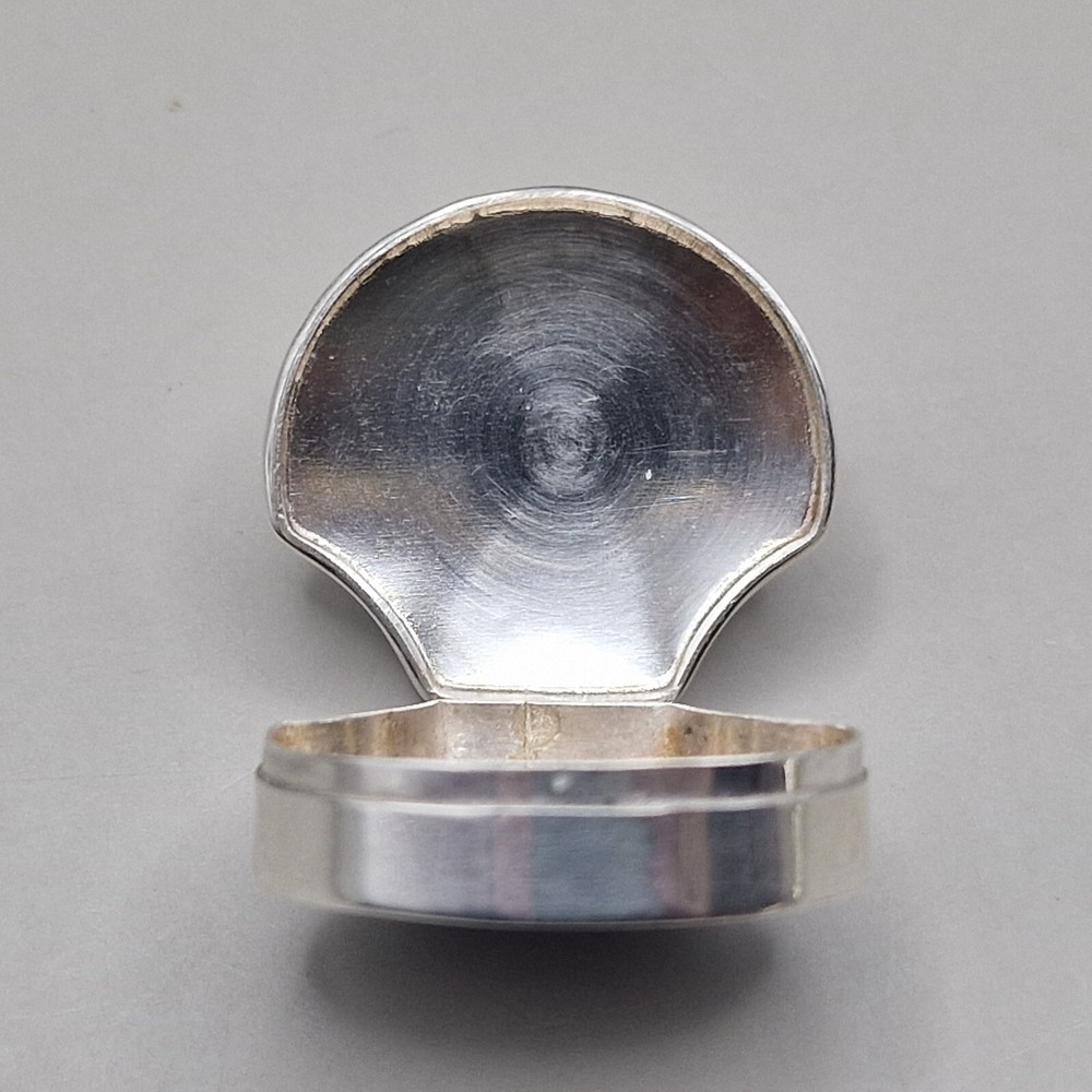 Solid Silver Pill Box Bright Cut Scrolls by Douglas Pell Silverware London 1995