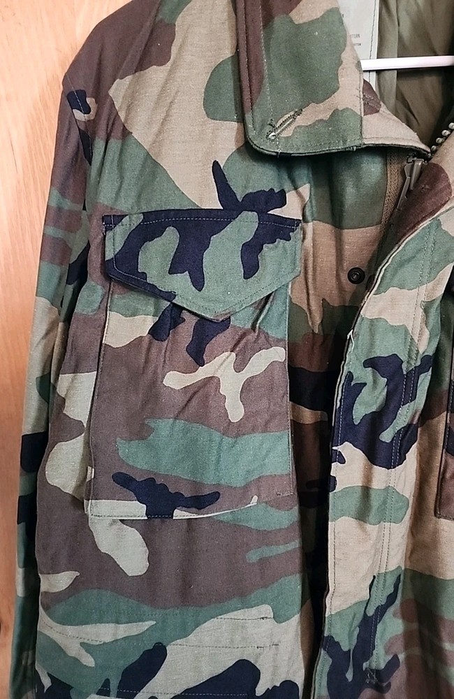 MILITARY ISSUE COLD WEATHER FIELD COAT in CAMOUFLAGE PATTERN~Medium Regular~ EUC