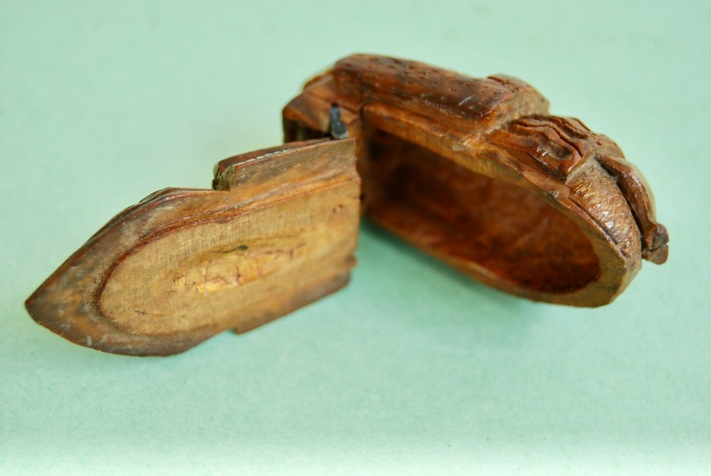 ANTIQUE COQUILLA SNUFF BOX