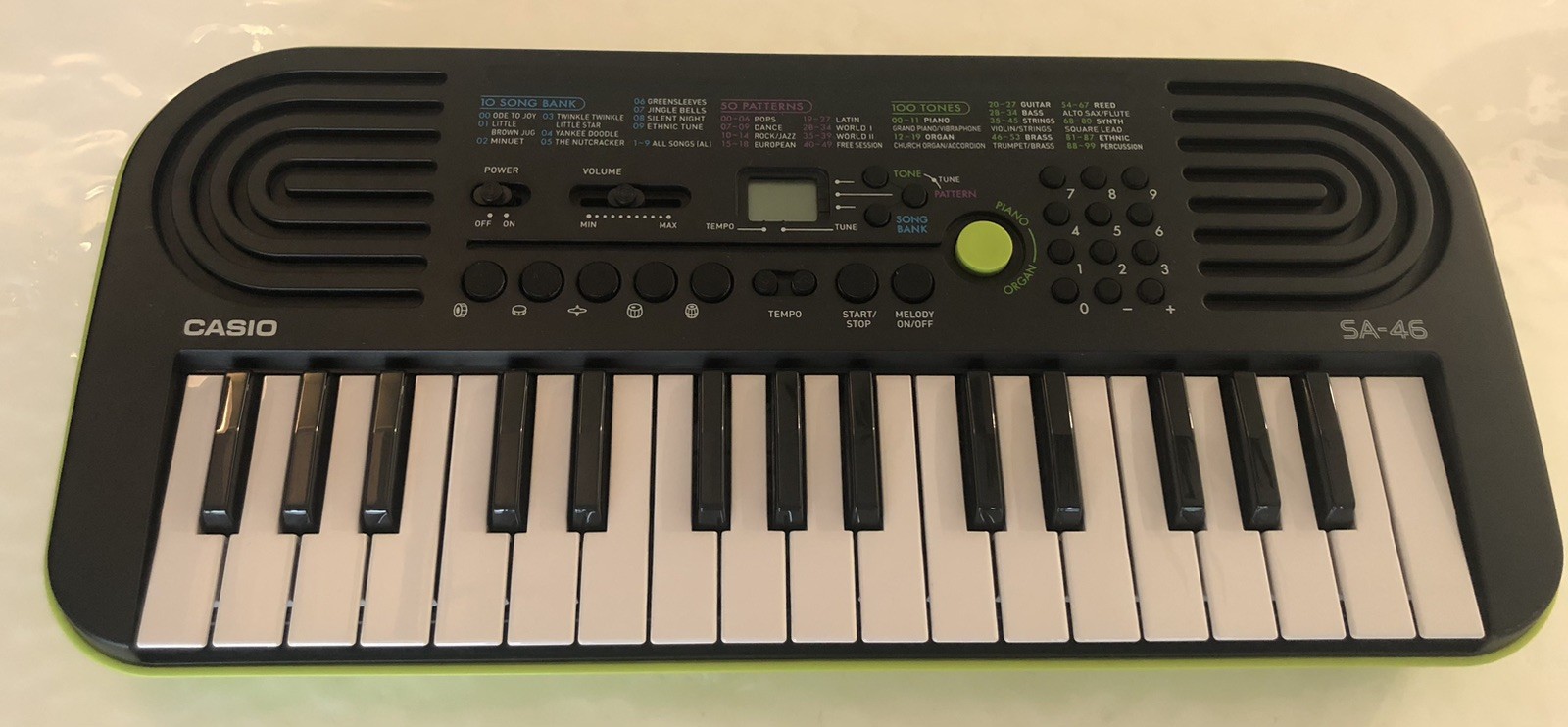 NEW OOB Casio SA-46 32-Key Mini Electronic Keyboard Black & Green + Batteries
