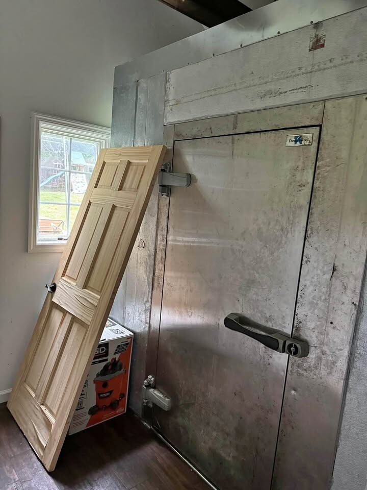 used 8ft x 8ft x8ft complete walk in cooler with compressor