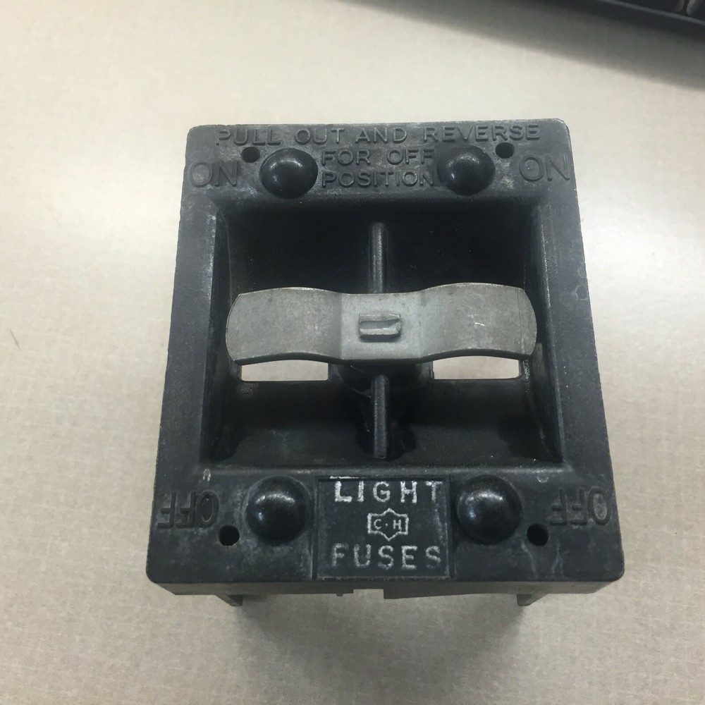 CUTLER HAMMER  60 AMP LIGHT FUSES FUSE PANEL PULLOUT