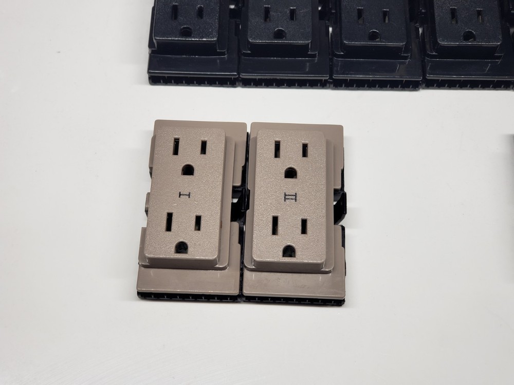 Flexconnect (871502E) Brown Duplex Receptacle 15A - 125V