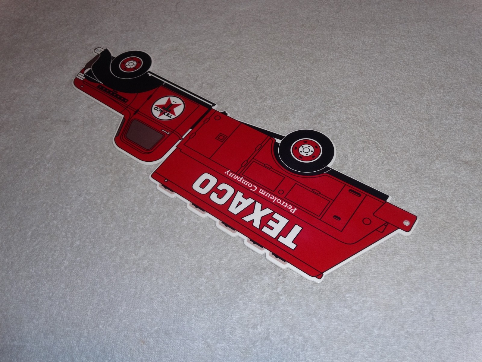 VINTAGE TEXACO PETROLEUM CO. TRUCK 16" METAL SERVICE STATION GASOLINE & OIL SIGN