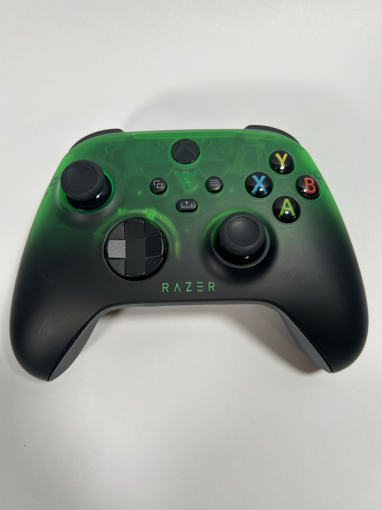 GC504 RAZER WIRELESS CONTROLLER & QUICK CHARGING STAND FOR XBOX- USED