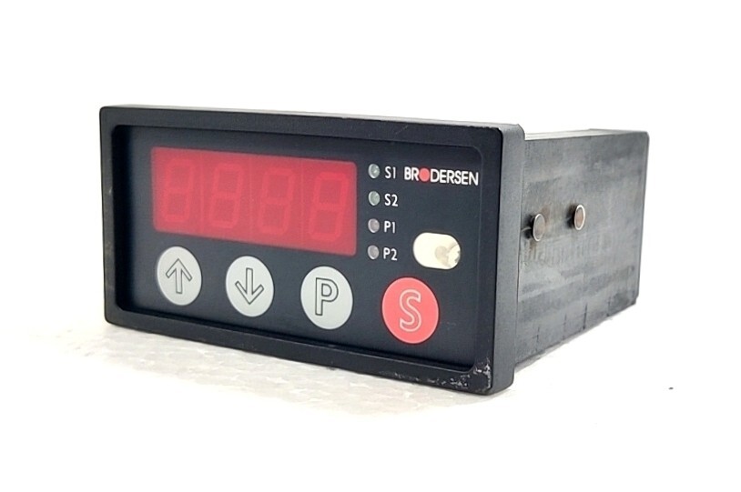 BRODERSEN UDC-32 DIGITAL PANEL CONTROLLER