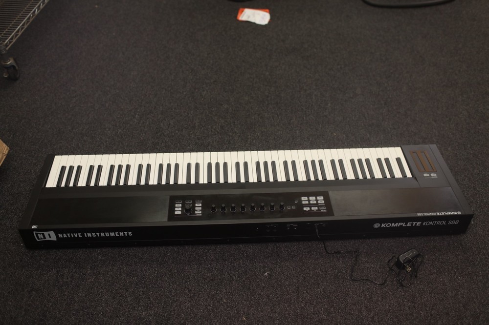 Native Instruments Komplete Kontrol S88 MIDI Keyboard Controller
