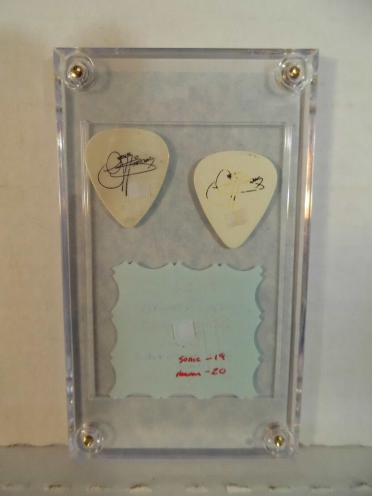 KISS~GENE SIMMONS~2010/2014GUITAR PICKS/CASE~READ DESCRIPTION (73)