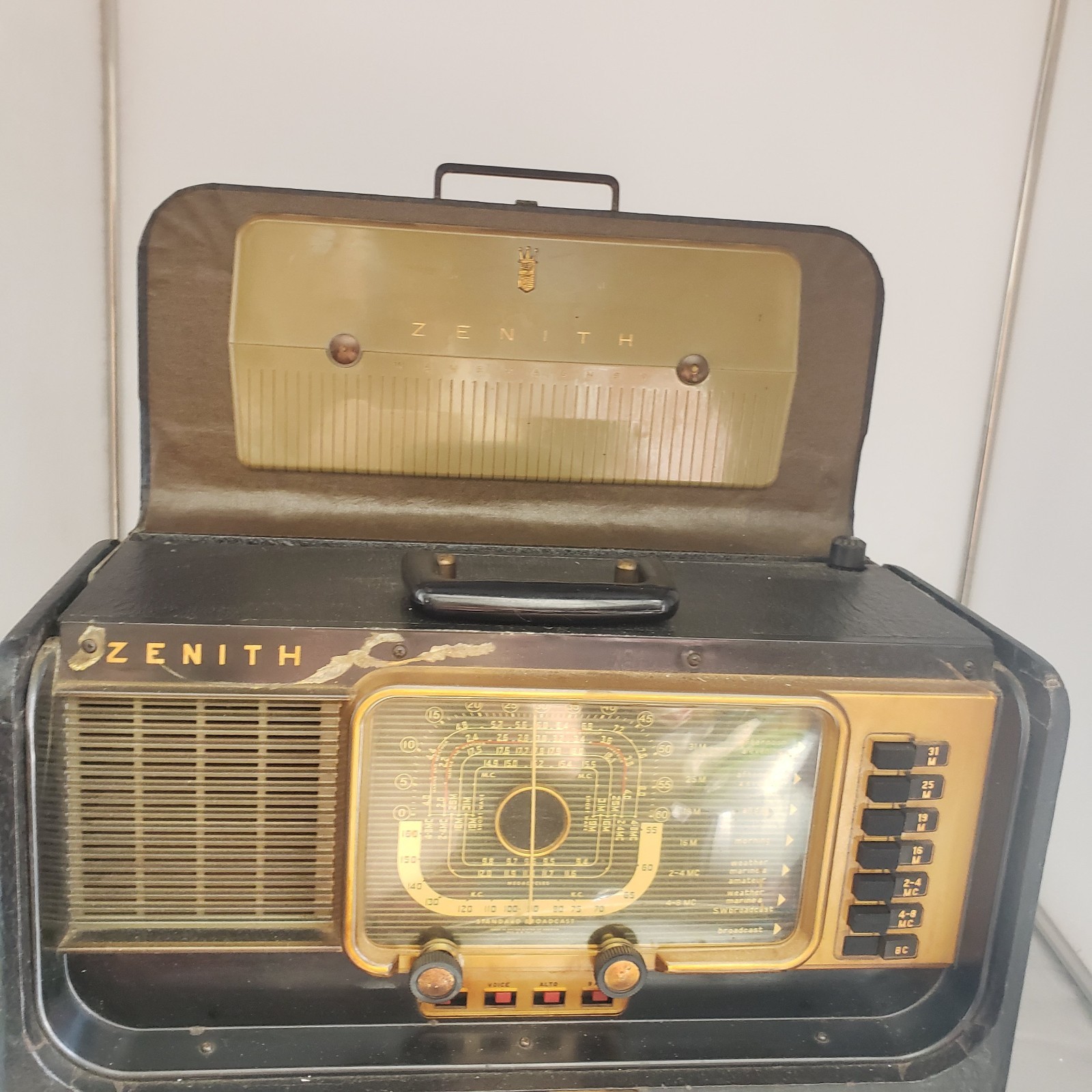 Zenith Trans-Oceanic Portable Shortwave Tube Radio 1950's Power Up